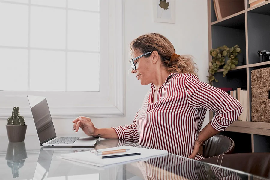 Dlouhé sezení vede nejen k bolestem zad, ale také k obezitě a problémům se srdcem.