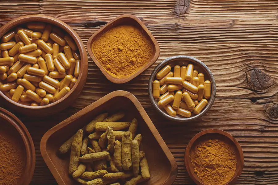 kurkuma a vitamíny v misce